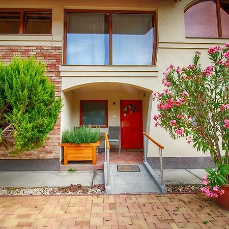 Opusztaszeri Erdei Wellness Vendeghaz Pensjonat