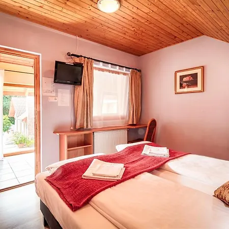 Opusztaszeri Erdei Wellness Vendeghaz