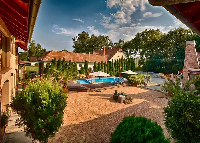 Opusztaszeri Erdei Wellness Vendeghaz