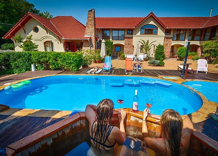 Opusztaszeri Erdei Wellness Vendeghaz Pensjonat 3*